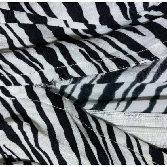 Faithfull The Brand Zebra Print V-neck Dress ( 8 ) - Picture 6 of 11